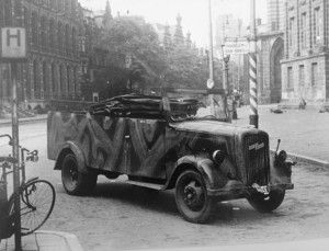 Foto: J.W. Hofman, collectie Stadsarchief Amsterdam. Achter het Paleis / Nieuwezijds Voorburgwal