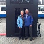 Klazien Schreuders-Kolk met haar man, op de Dam voor een replica van een van de kiosken.
