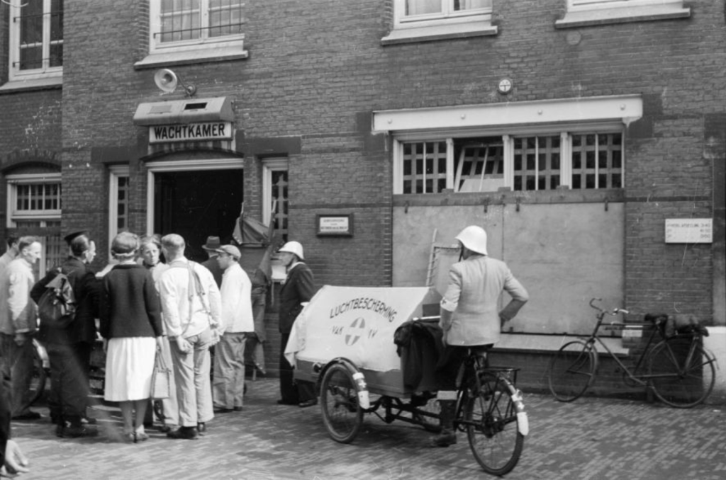 Gewonden worden o.a. per bakfiets naar het Binnengasthuis gebracht. Foto: Hans Sibbelee, collectie Nederlands Fotomuseum