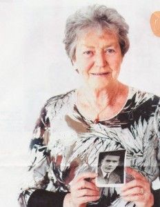 Dora met foto van haar vader Herman Budde