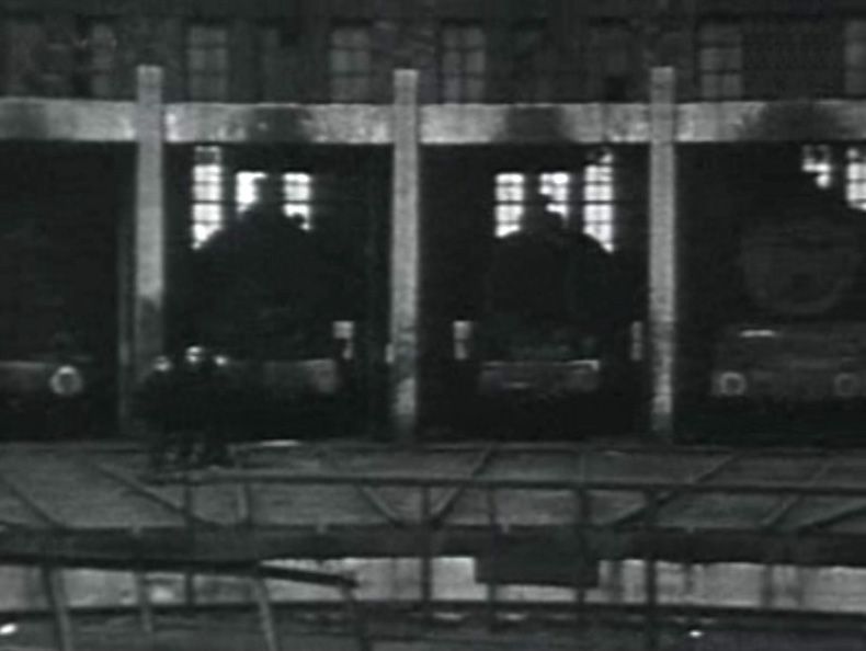 Screenshot uit film van Frits Lemaire, die voor de schietpartij op de Dam begon, eerst naar het C.S. ging