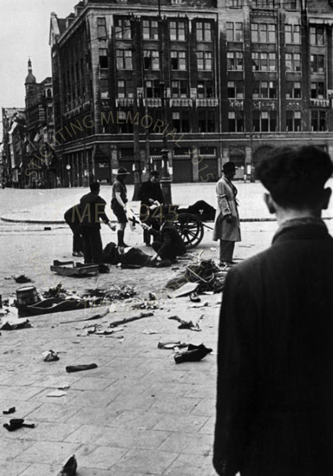 Padvinders verlenen eerste hulp na de schietpartij.