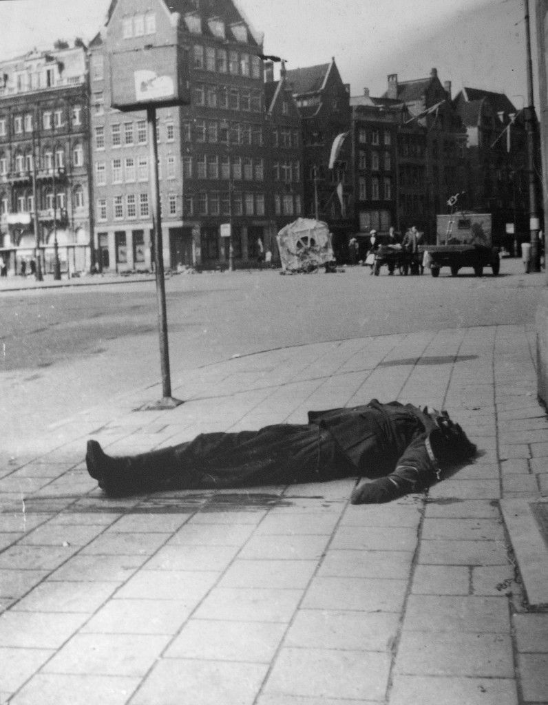 Lichaam van doodgeschoten Duitse soldaat op Rokin, foto: Paul L Bessem