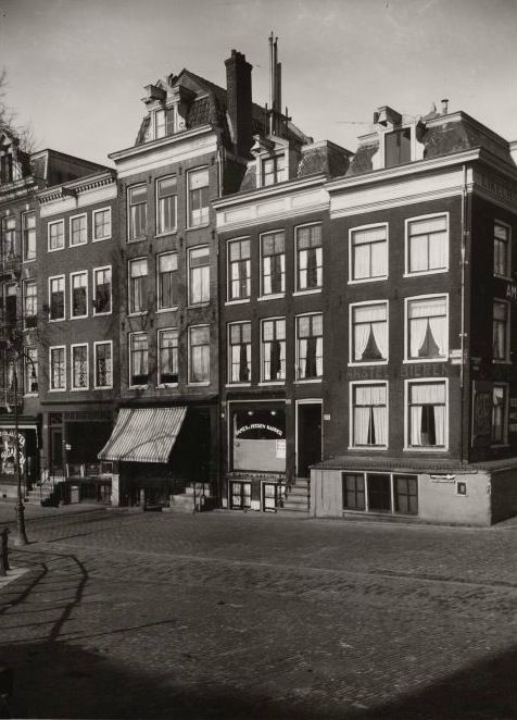 Nieuwe Herengracht 211 - 217. Geheel links is nr 211. 