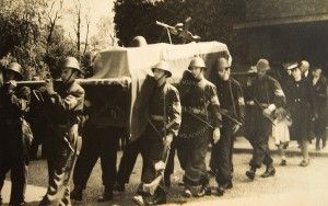 Militaire begrafenis voor van den Boogaard op Zorgvlliet. De kist werd gedragen door B.S'ers. Achter de kist loopt zijn weduwe en dochter Jeanette (toen 3 jaar oud)