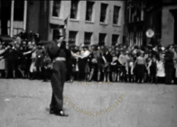 Still uit film, onbekende maker, Stadsarchief Amsterdam. Willem van den Boogaard aan het filmen.