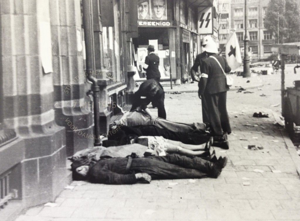 5 slachtoffers van de schietpartij liggen op de Dam, tussen Eggerstraat en Nieuwendijk. Bron foto: J.W. Hofman, Collectie Stadsarchief Amsterdam