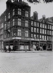 Aaltje Smorenberg Kadijksplein 8-12, Op de hoek café De Groote Slok