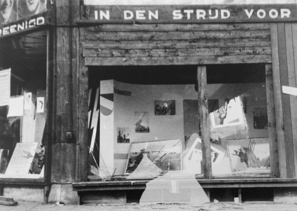 Kapotte ruiten van recruteringsbureau SS op de hoek van Nieuwendijk. Foto: J.W. Hofman. Collectie Stadsarchief Amsterdam