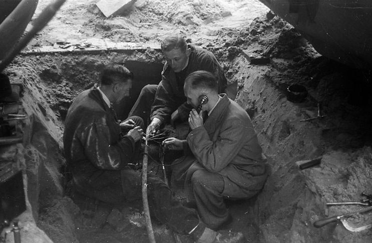 Monteurs van het illegale telefoonnet 'Brandt', onder leiding van chef-monteur J. de Bruin, aan het werk bij de Koepelkerk aan de Stadhouderskade, waar het hoofdkwartier van de NBS was gevestigd, Amsterdam (1944-1945)