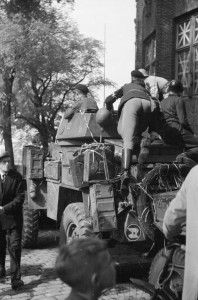 Foto Hans Sibbelee, collectie Nederlands Fotomuseum.  Een pantserwagen staat vlakbij de Dam gereed na het zgn. 'Dam-incident', waarbij enkele leden van de Kriegsmarine ineens het vuur openden op de feestende menigte op de Dam te Amsterdam.