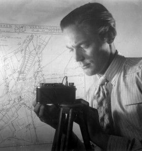 In de kelder van het Amsterdamse Gemeente Energiebedrijf fotografeerde Haanstra tijdens de oorlog plattegronden van militair belangrijke objecten die werden doorgegeven aan de regering in Londen