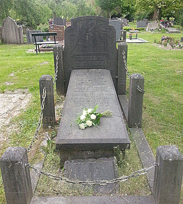 Graf van Rita op Nieuwe Oosterbegraafplaats. Zij ligt begraven bij haar grooutouders