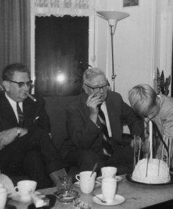 Dirk waarvan zijn dochter Rita ontnomen is, zijn broer Gerard (opa van Tom) en Tom in 1963