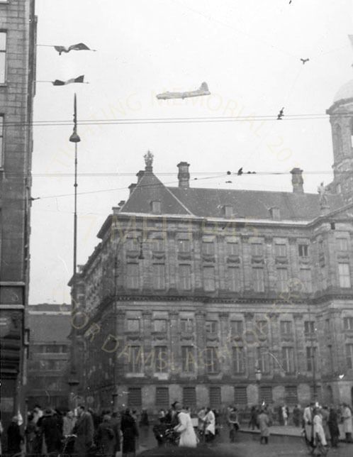 lancaster boven de Dam, vermoedelijk voor voedseldroppingen