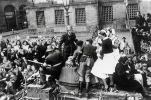 Bren Carrier van de Polar Bears voor het Paleis.