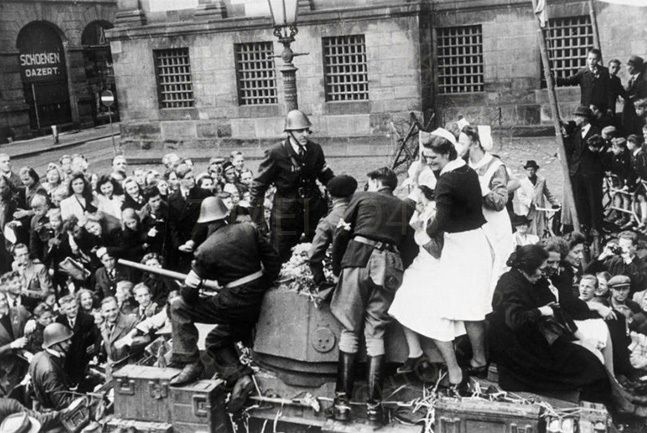 Bren Carrier van de Polar Bears voor het Paleis.