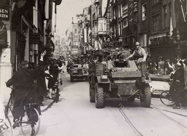 Tonny van Renterghem, rechts op de auto. Beeldbank WO2 – NIOD