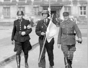 Overhoff en Bergmann en BS-er na afloop achter Het Paleis