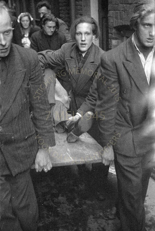 Afvoeren van gewonden, vermoedelijk Valkensteeg