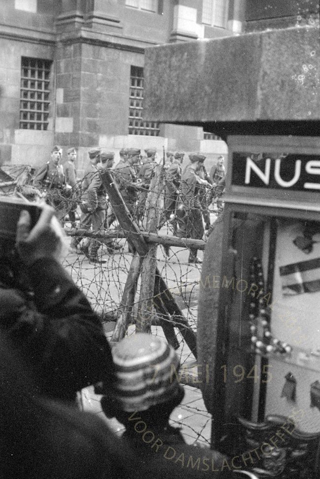 Duitse eenheden voor de Grote Club / Paleis, foto gemaakt op hoek Dam / Kalverstraat