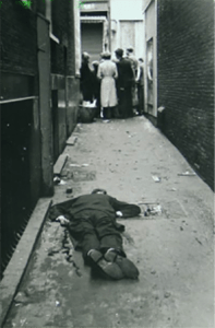 slachtoffer van schietpartij. Mogelijk in de steeg waar Henk de Brueijs na de schietpartij richting Nieuwendijk liep. Foto: Kryn Taconis