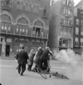 Schermutseling op Rokin. Op de achtergrond, links van de steeg is Blikman en Sartorius. Foto: Cas Oorthuys. Collectie Ned. Fotomuseum