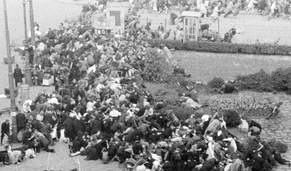 Foto Wil F. Leijns. Collectie Nederlands Fotomuseum. Mensen vluchten in paniek richting Visschersdam.