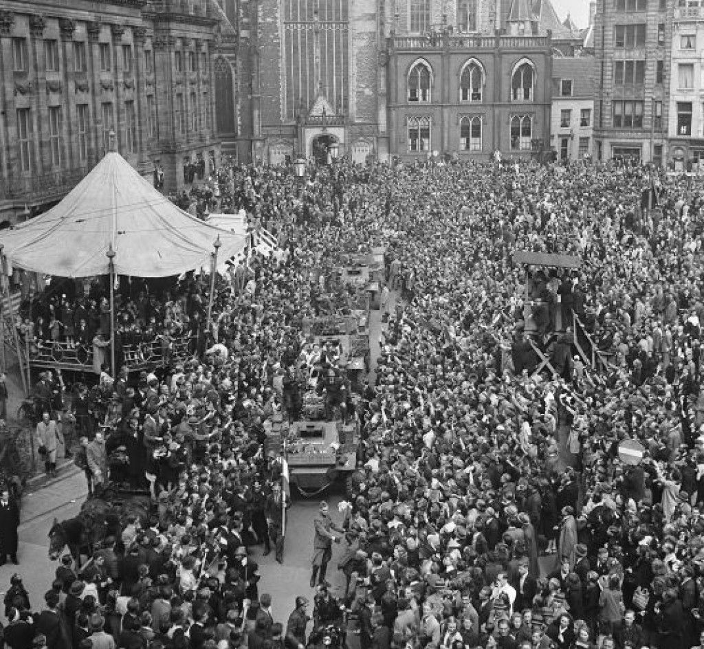 Engelse verkenningseenheid Polar Bears rijden rond het middaguur over de Dam