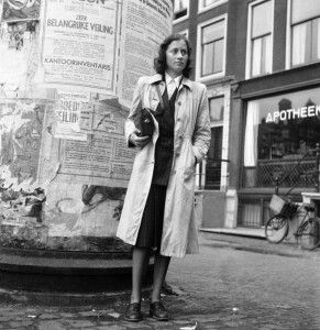 Foto: Charles Breijer. Ingeborg Kahlenberg met 16 mm. camera in tas (gereconstrueerde opname na de oorlog), Amsterdam (eind mei 1945)