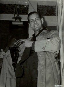 Verzetsman Tony van Renterghem, gefotografeerd na de oorlog. Hier poseert hij in een serie over het Nederlands verzet. Gewapend met een stengun