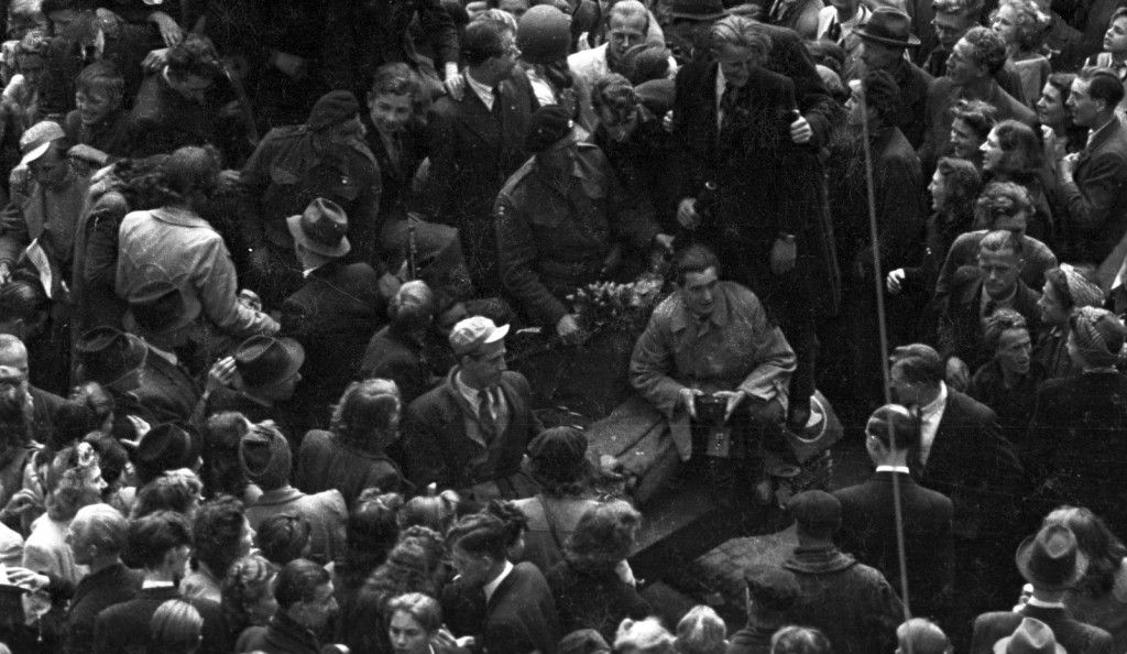 Uitsnede van foto Wiel van der Randen. Een van de wagens van e Engelse verkenningseenheid Polar Bears was mogelijk voorzien van rupsbanden. De voorste 2 voertuigen reden in ieder geval met rubberen wielen.