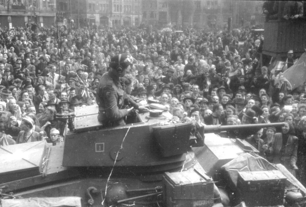 05-08-1945_07518P Canadezen op de Dam-17376855695