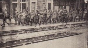 Afvoeren van Duitse troepen. 