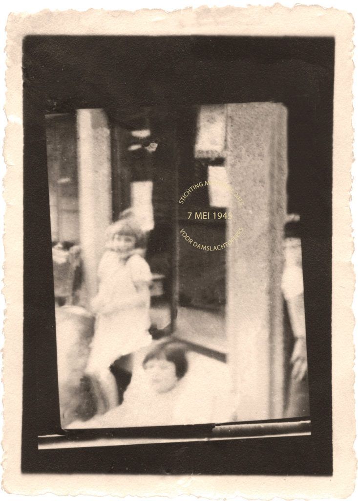 Foto ontvangen via Mevrouw Bouma. Voor de deur van de Vinkenstraat, Mevr. Bouma op bedje, met haar zus er naast, in de deur opening hun moeder, met verband om de arm.