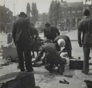 Foto: Ad Windig, Stadsarchief Amsterdam. Gewonden verzorging tijdens de schietpartij.