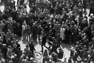 Arrestatie op de Dam door B.S. Foto: Wiel van der Randen, Nationaal Archief / Spaarnestad Photo